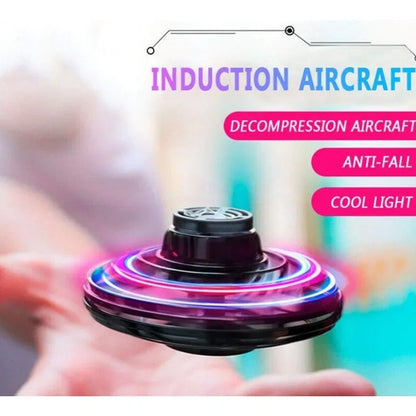 طائرة الدوران الطائرة - Flying Spinner UFO لعب وابتكار في الهواء! اكتشف متعة لا تنتهي مع طائرة الفيجيت سبينر الطائرة بتقنية الـUFO. تصميم ذكي، حركة مذهلة، وإضاءة LED ساحرة تجعلها اللعبة المثالية لك أو لأطفالك.