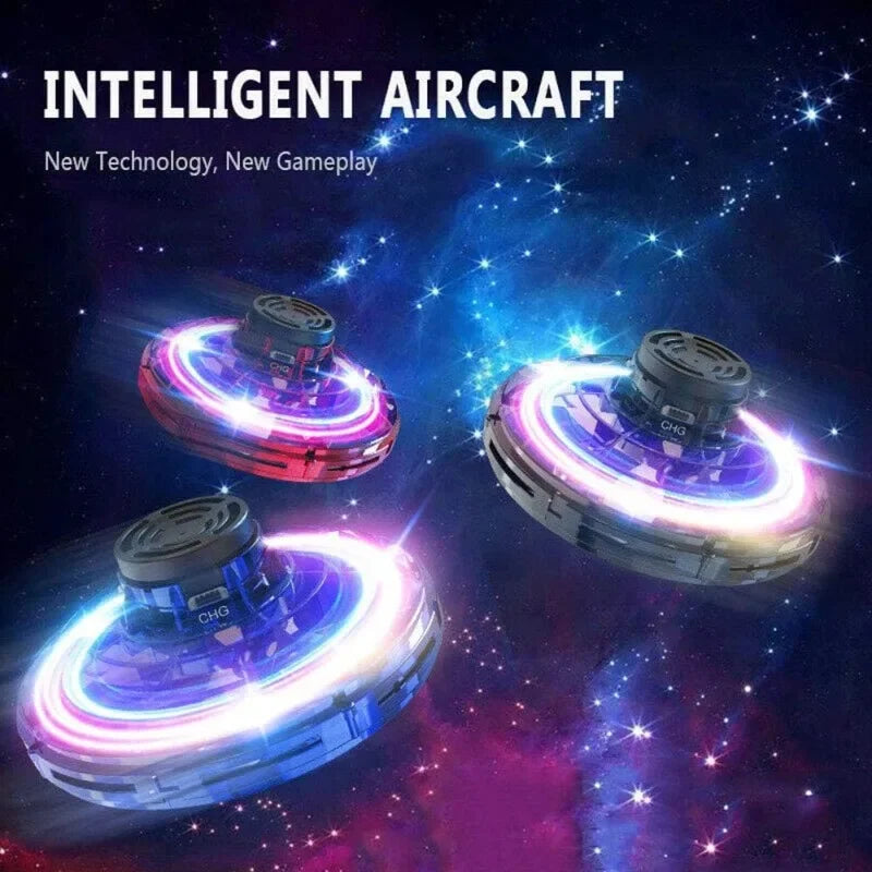 طائرة الدوران الطائرة - Flying Spinner UFO لعب وابتكار في الهواء! اكتشف متعة لا تنتهي مع طائرة الفيجيت سبينر الطائرة بتقنية الـUFO. تصميم ذكي، حركة مذهلة، وإضاءة LED ساحرة تجعلها اللعبة المثالية لك أو لأطفالك.