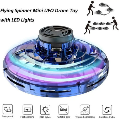 طائرة الدوران الطائرة - Flying Spinner UFO لعب وابتكار في الهواء! اكتشف متعة لا تنتهي مع طائرة الفيجيت سبينر الطائرة بتقنية الـUFO. تصميم ذكي، حركة مذهلة، وإضاءة LED ساحرة تجعلها اللعبة المثالية لك أو لأطفالك.