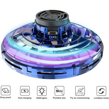 طائرة الدوران الطائرة - Flying Spinner UFO لعب وابتكار في الهواء! اكتشف متعة لا تنتهي مع طائرة الفيجيت سبينر الطائرة بتقنية الـUFO. تصميم ذكي، حركة مذهلة، وإضاءة LED ساحرة تجعلها اللعبة المثالية لك أو لأطفالك.
