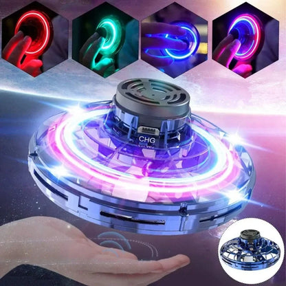 طائرة الدوران الطائرة - Flying Spinner UFO لعب وابتكار في الهواء! اكتشف متعة لا تنتهي مع طائرة الفيجيت سبينر الطائرة بتقنية الـUFO. تصميم ذكي، حركة مذهلة، وإضاءة LED ساحرة تجعلها اللعبة المثالية لك أو لأطفالك.